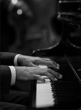 Mains d’un musicien au piano